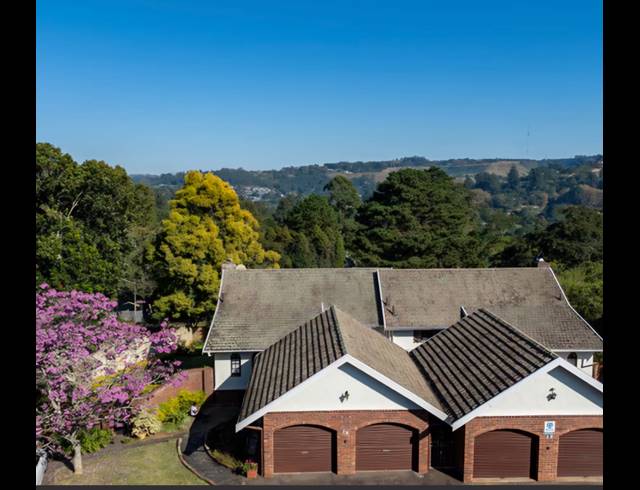 4 BEDROOM TOWNHOUSE TO LET IN HILLCREST CENTRAL